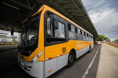 Ônibus da Carris estacionado no Terminal Triângulo