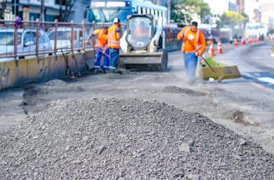 Prefeitura realiza recuperação asfáltica na avenida Assis Brasil 