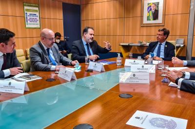 Fortalecimento das relações exteriores marca primeiro dia de agenda do vice-prefeito em Brasília