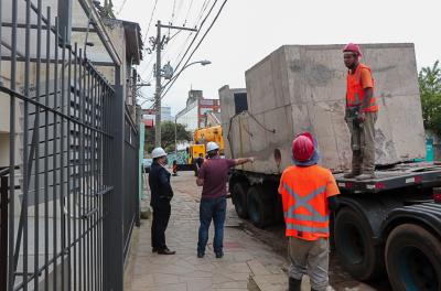 Instalação de caixa de esgoto na Cidade Baixa pretende diminuir contaminação do Guaíba
