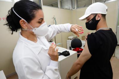 Porto Alegre lança Rolê da Vacina para jovens com 18 anos ou mais