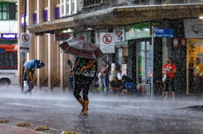 Defesa Civil alerta para chuva volumosa e temporal isolado