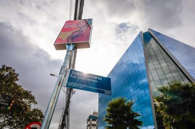 50 esquinas de Porto Alegre receberão painéis eletrônicos junto às placas de rua, nos próximos 15 dias 
