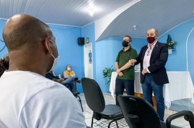 Secretário André Machado e promotor Dr. Heriberto Maciel conversam com moradores da Vila dos Herdeiros