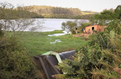 Barragem Lomba do Sabão, na divisa com Viamão, e residências em área de risco ao lado da barragem