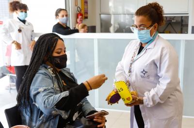 Unidade de saúde usa pílulas de afeto em atividade do Setembro Amarelo