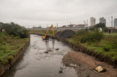 Prefeitura irá limpar e retirar resíduos de mais de 73 quilômetros de arroios, valas e canais