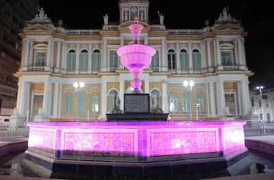 Fonte Talavera recebe iluminação alusiva ao Outubro Rosa