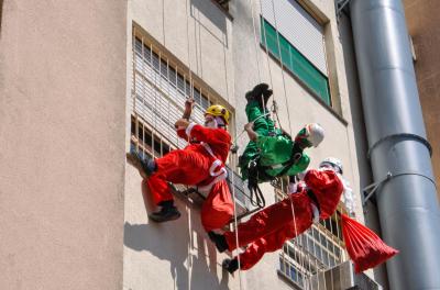 Super-heróis escalam hospital em homenagem ao Dia das Crianças