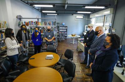 Servidores públicos doam obras de própria autoria à biblioteca da Escola de Gestão Pública