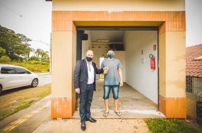 Habitação entrega mais três chaves de unidades comerciais no Loteamento Irmãos Maristas