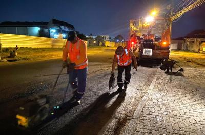 Equipes fazem reparos no asfalto durante a madrugada na Capital