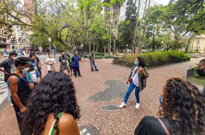 Pessoas atendidas pelo Centro Pop fazem tour por pontos históricos da cidade