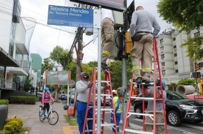 Obras na avenida Teixeira Mendes 