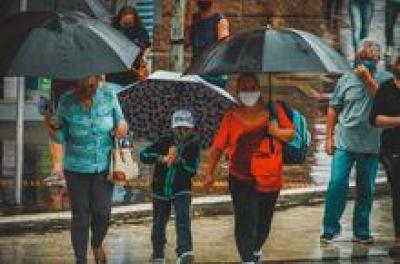 Chuva desta sexta-feira causou alagamentos em vias e transbordamento de arroio
