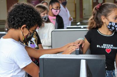 Dmae doa mais 50 computadores a escolas municipais da zona Norte