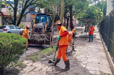 Após as chuvas, DMLU faz mutirão de limpeza nas proximidades de arroios