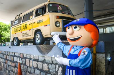 Mascote Azulito é homenageado com selo de vistoria do transporte escolar