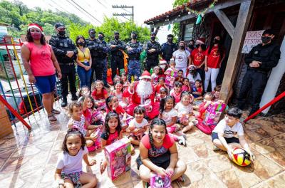 Natal solidário: ação conjunta entre Guarda Municipal e Susepe distribui brinquedos em escola carente da Capital