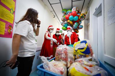 Papai Noel escala hospital e leva presentes para as crianças