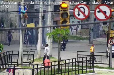 Guarda Municipal prende dois homens tentando destruir câmera de segurança no Centro