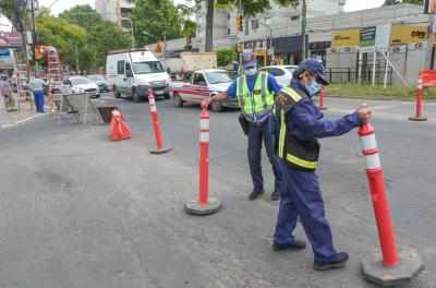 Trecho da av. Nilo Peçanha volta a ser bloqueado após  liberação temporária para atender o comércio local