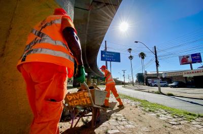 Prefeitura realiza mutirão de limpeza no acesso a Porto Alegre 