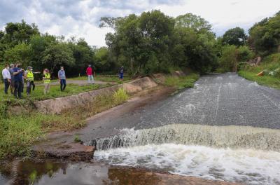 Dmae realiza vistoria com universidades, na barragem Lomba do Sabão