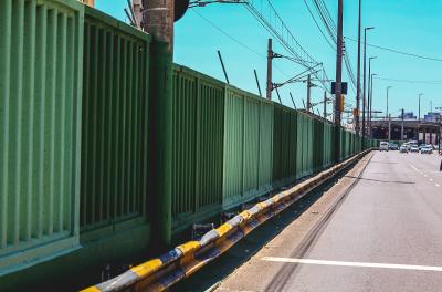 Muro da Avenida Mauá pintado de verde e revitalizado