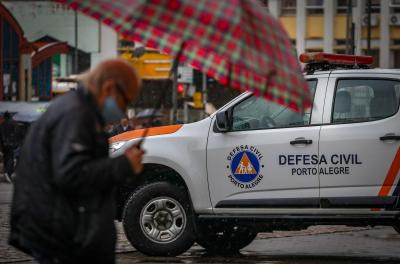 EPTC trabalha após forte chuva que atingiu a Capital na tarde deste domingo