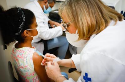 Adolescentes imunocomprometidos também poderão receber a terceira dose