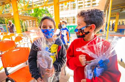 Alunos receberam kit escolar com tema da mobilidade urbana