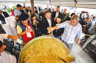 Paella especial dos 250 anos reúne centenas de pessoas no Mercado Público