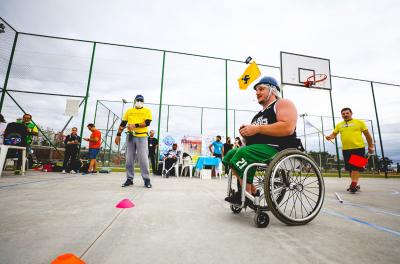 cadeirante praticando esrpote prova de slalom 