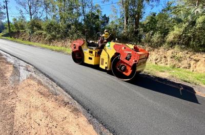Prefeitura realiza pavimentação em estrada rural da Lomba do Pinheiro   