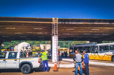 Telhado do terminal de ônibus Antônio de Carvalho é consertado