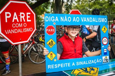 Centenas de pessoas participaram do Pedal da Paz na Orla do Guaíba