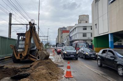 Equipes estão no local realizando conserto em adutora 