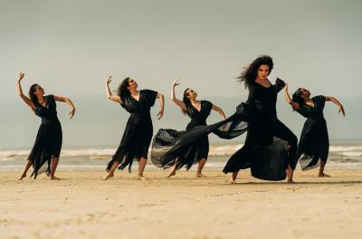 Mulheres que amadureceram por meio do Flamenco apresentam suas vivências e perspectivas de mundo, no ir e vir das ondas do mar