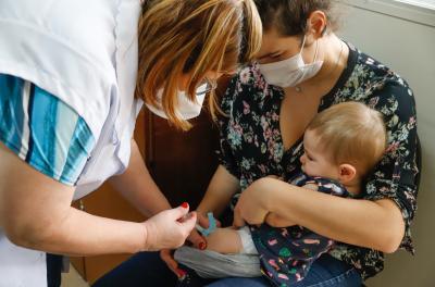 Vacinação contra influenza reduz risco de complicações respiratórias em crianças
