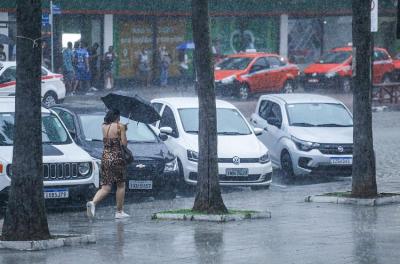 Equipes da prefeitura trabalham para minimizar transtornos causados pelo chuva