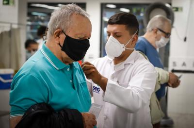 Aplicação da quarta dose para idosos a partir de 70 anos começa nesta quinta