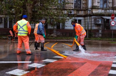 Após conserto de adutora, Dmae abre hidrantes para limpeza de rede ao lado da Redenção