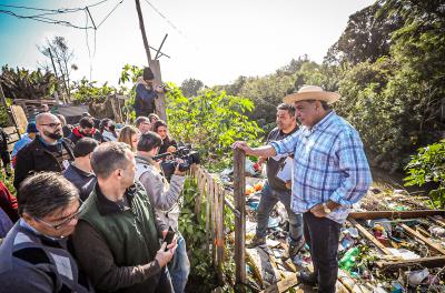 Melo e empresários visitam comunidades vulneráveis do bairro Mario Quintana