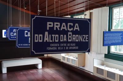 As placas expostas resgatam a história de alguns nomes populares de caminhos, estradas, ruas, avenidas, becos e praças antigas da cidade