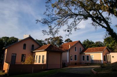 Através da visita mediada, o participante conhecerá a história dos casarões que abrigam a documentação da cidade bem como os três patrimônios que a instituição comporta