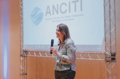 Presidente da Pricempa, Letícia Batistela, em evento da Associação Nacional de Cidades Inteligentes