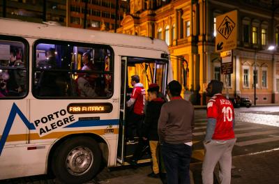 Para o transporte dos torcedores até o estádio, uma linha especial de ônibus e duas linhas de lotações começam a circular a partir das 19h. 