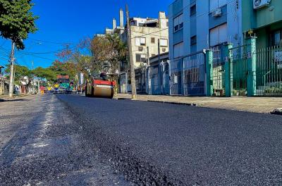 Rua Portuguesa, no bairro Partenon, recebe manutenção
