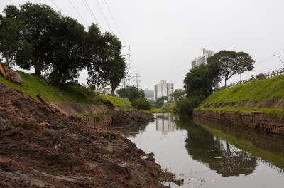 Dmae dá início a mais dois pontos de dragagem para remoção de resíduos de arroios em Porto Alegre